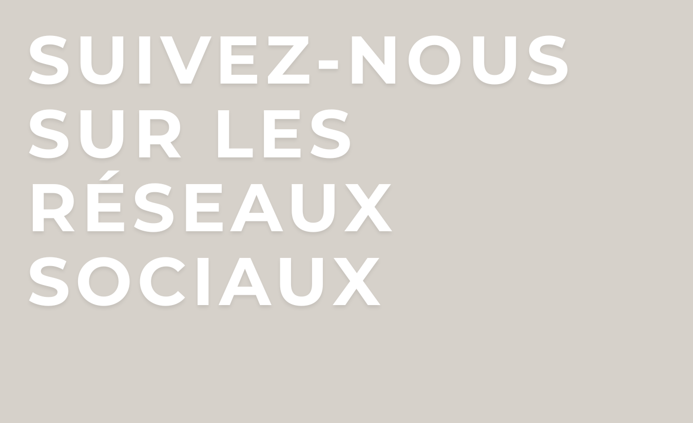 Suivez Fiberwood sur les réseaux sociaux | FiberWood Fond beige avec texte blanc en majuscules : « Suivez-nous sur les réseaux sociaux ».