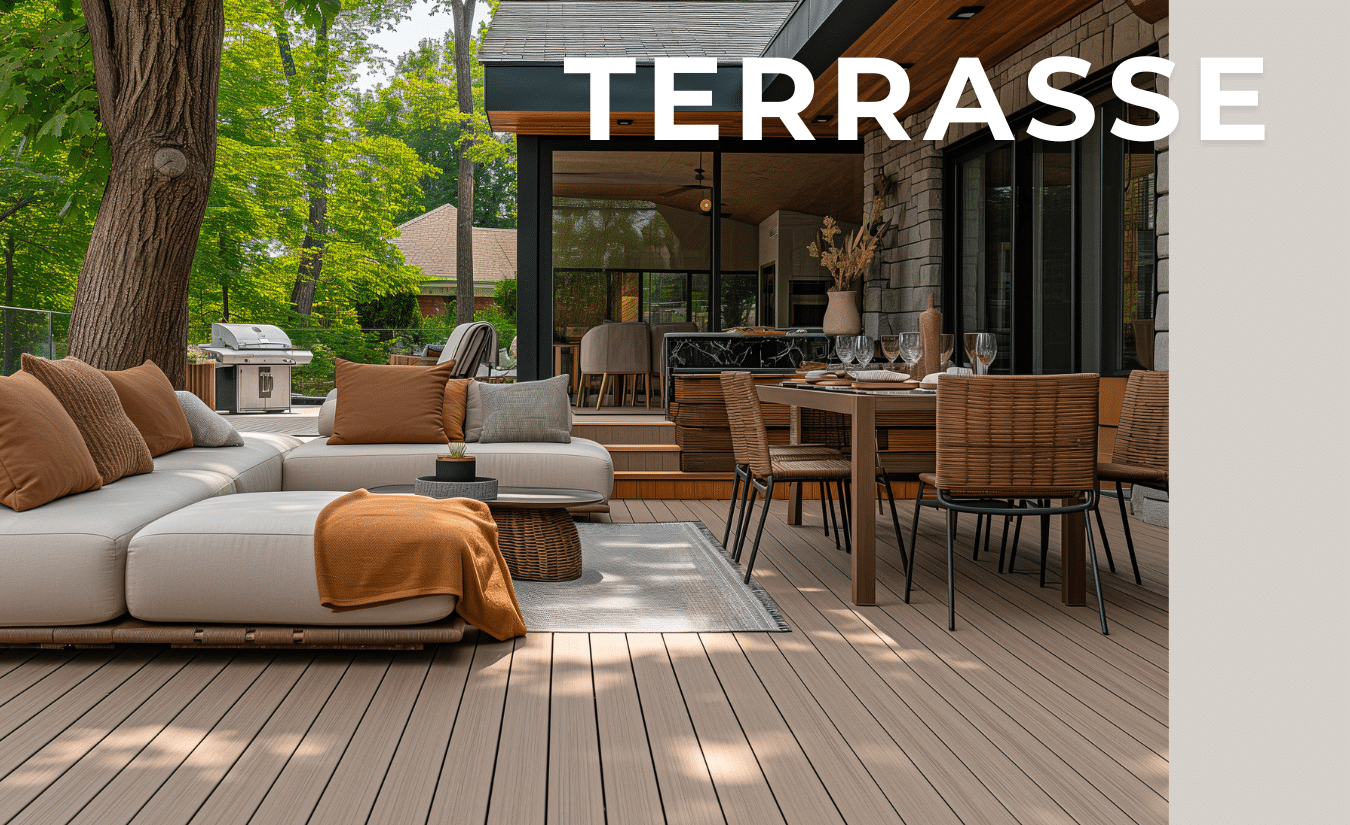 Terrasse en composite de bois pour espace de vie extérieur | FiberWood Patio extérieur avec terrasse en composite de bois pâle, mobilier moderne et espace repas entouré d’arbres.